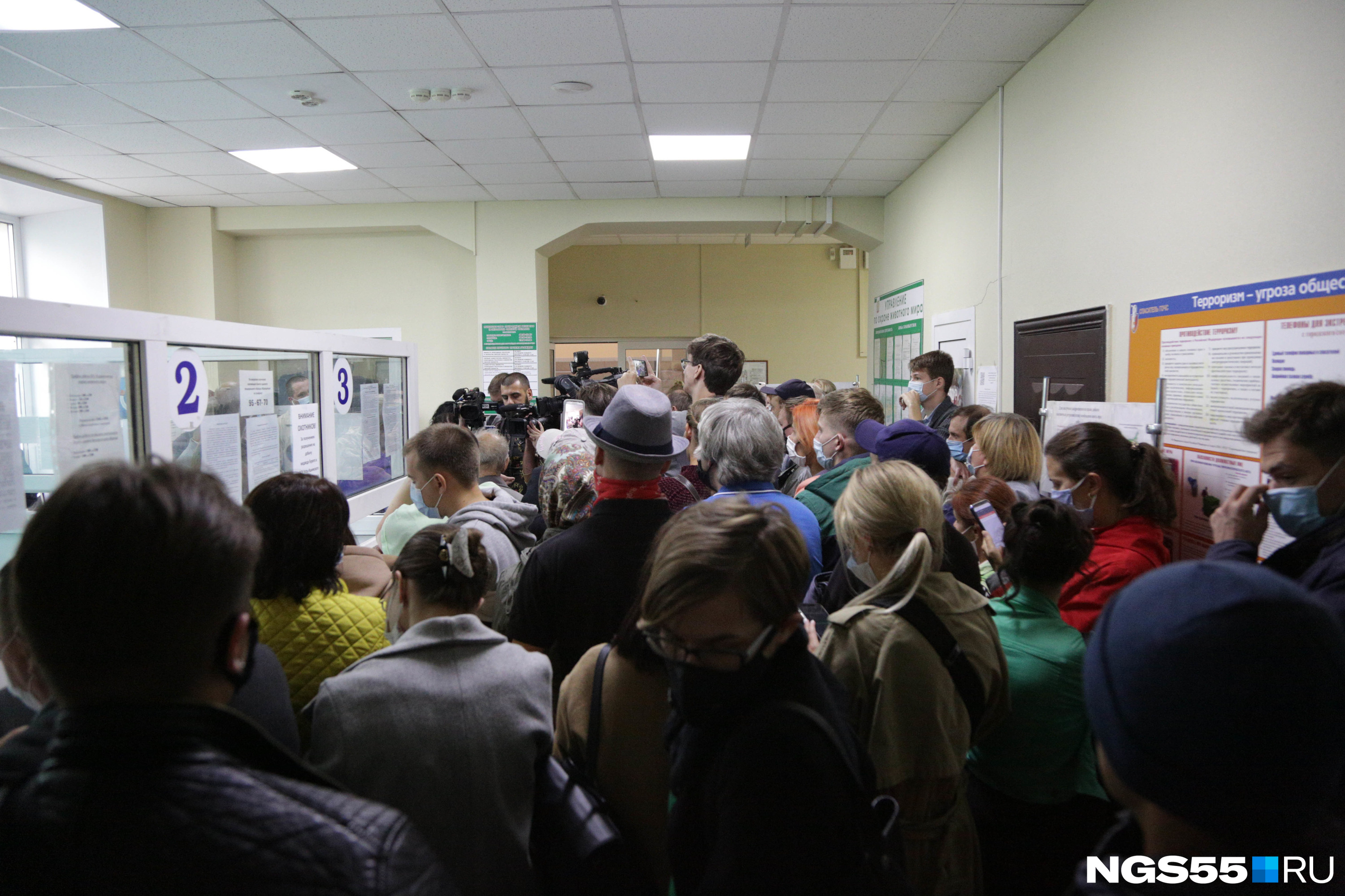 Люди требовали пустить их на слушания Люди требовали пустить их на слушания