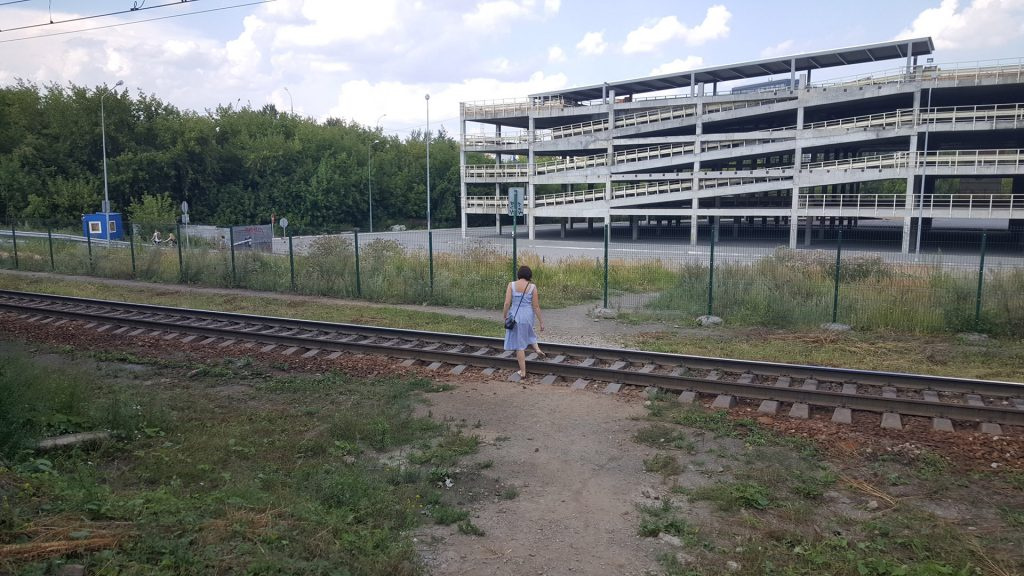 Сейчас местные жители ходят через ж/д-пути Сейчас местные жители ходят через ж/д-пути