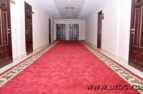 Длинные просторные коридоры украшают красные ковровые дорожки. Их пылесосят каждый день, с такой же периодичностью в здании протирают пыль и в целом проводят уборку