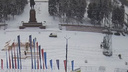 В Челябинске начали устанавливать елку в главном ледовом городке