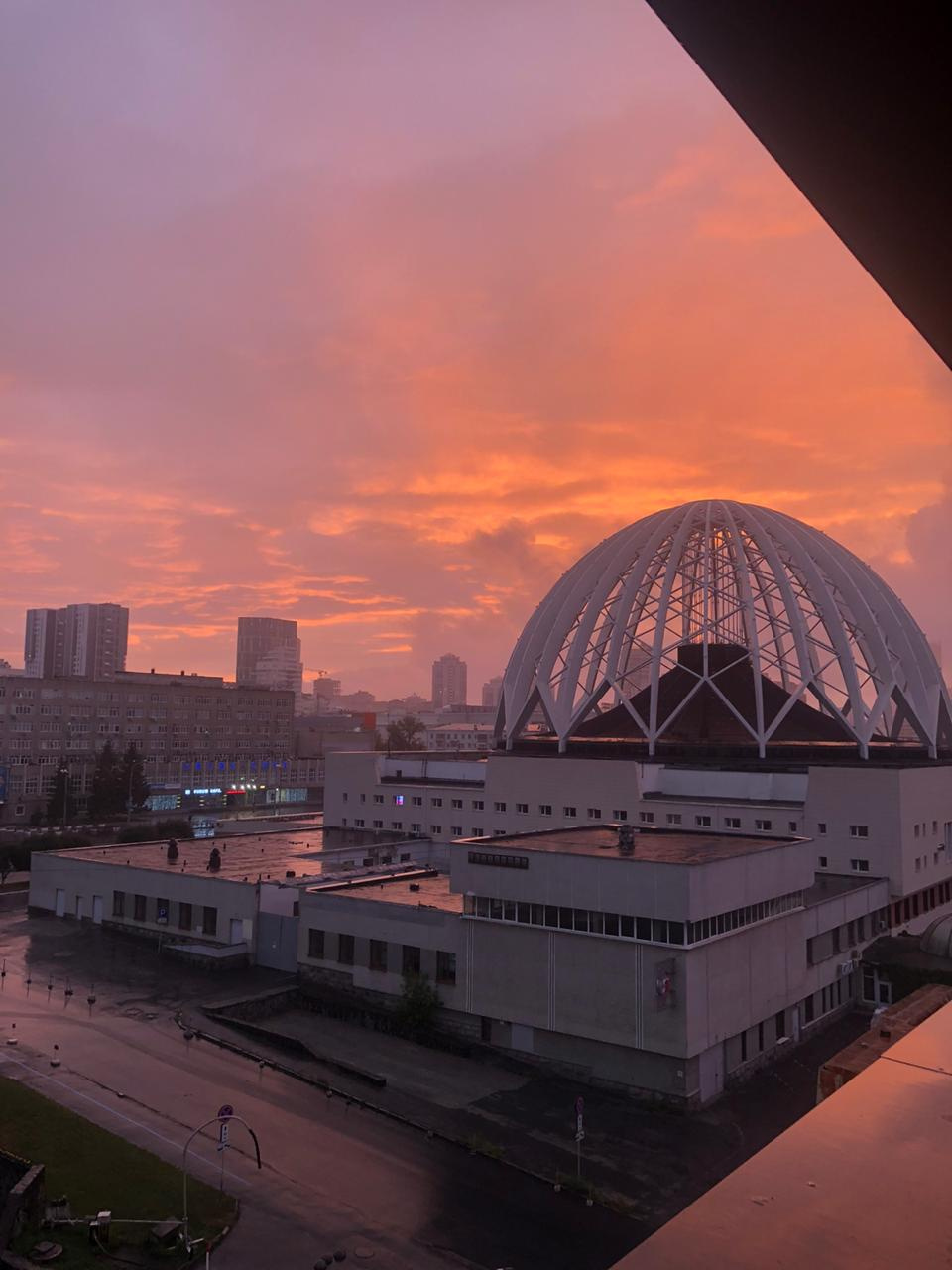 Смотрите, какое красивое небо над зданием Екатеринбургского цирка Смотрите, какое красивое небо над зданием Екатеринбургского цирка