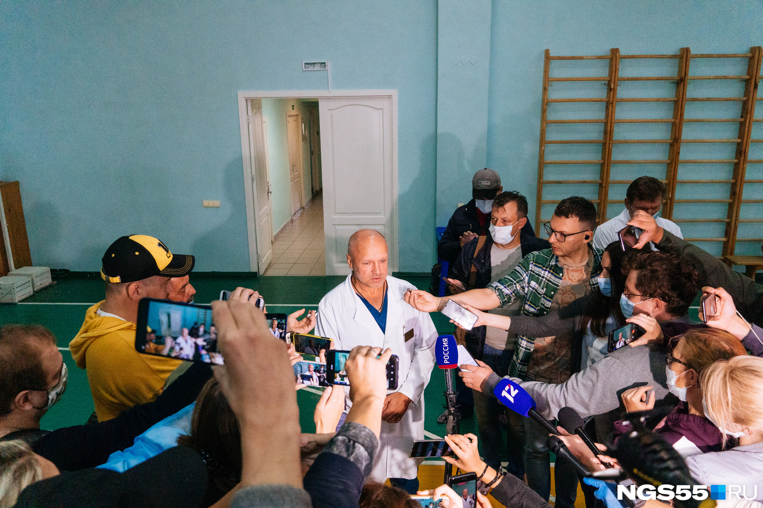 Выход к прессе: у журналистов очень много вопросов, но врачи не намереваются отвечать на все Выход к прессе: у журналистов очень много вопросов, но врачи не намереваются отвечать на все
