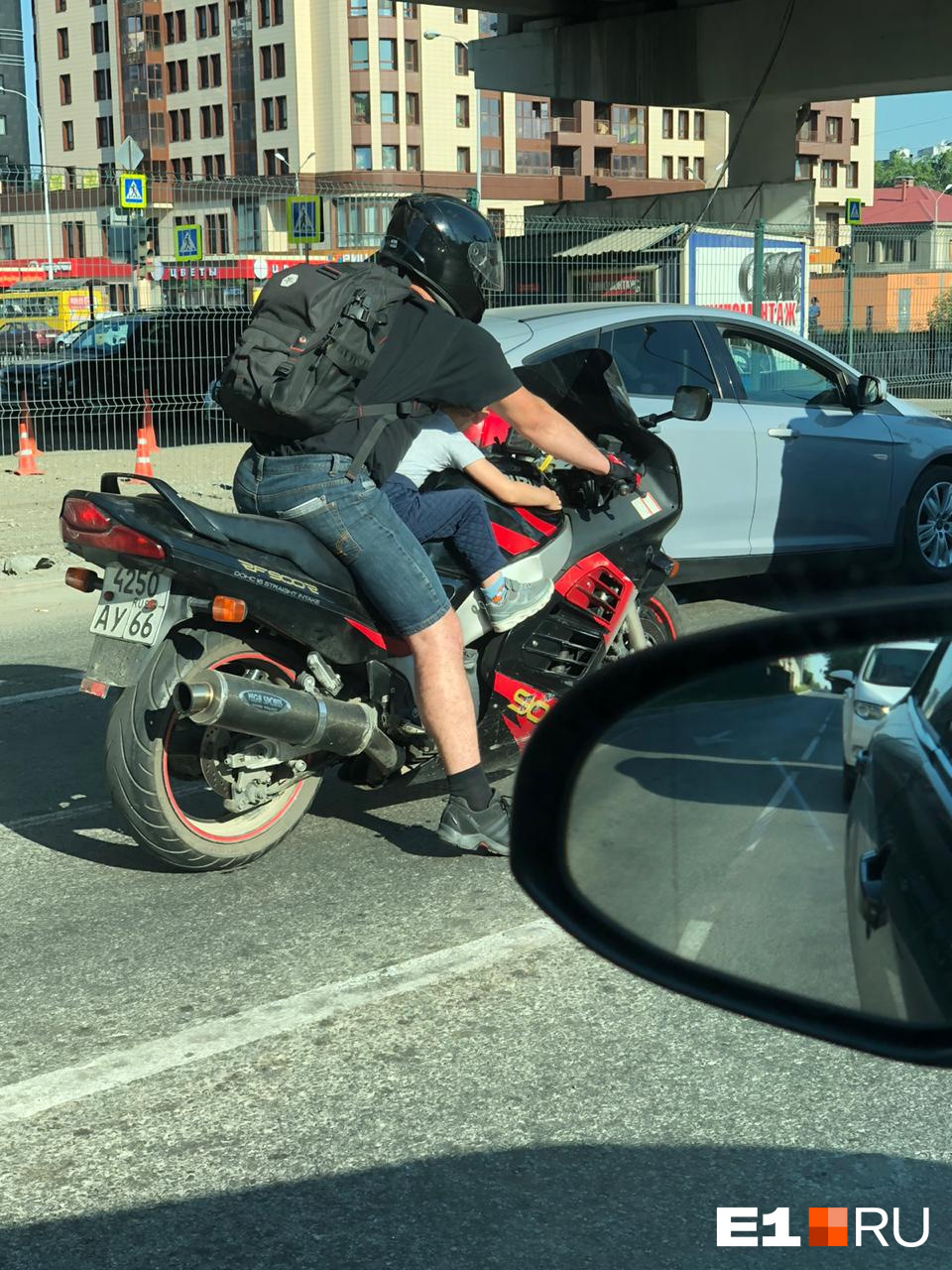 Мужчина управлял мотоциклом в шлеме, а вот о защите малыша не позаботился