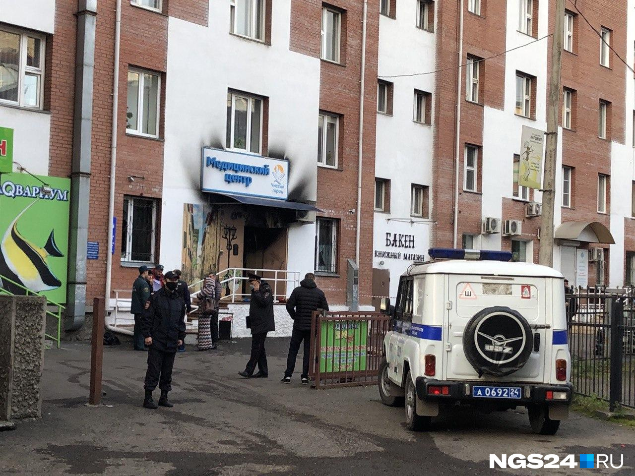 Следы от возгорания прямо на входной группе клиники Следы от возгорания прямо на входной группе клиники