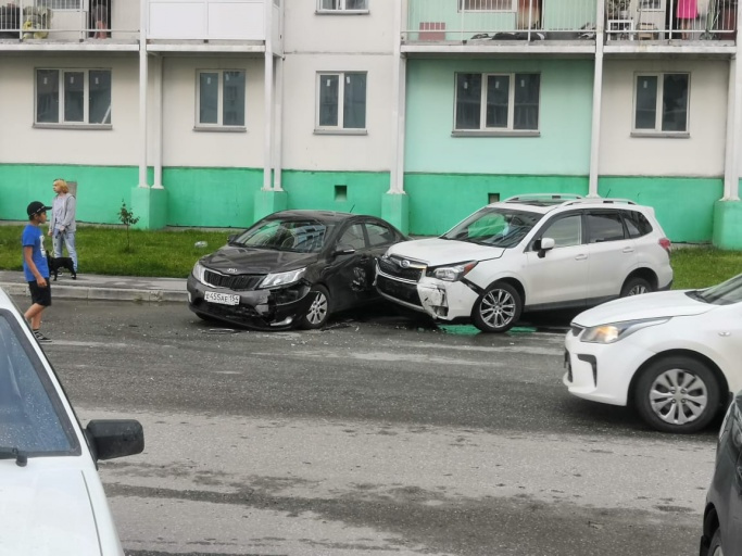В ДТП, помимо врезавшегося ВАЗа, повреждения получили еще четыре автомобиля