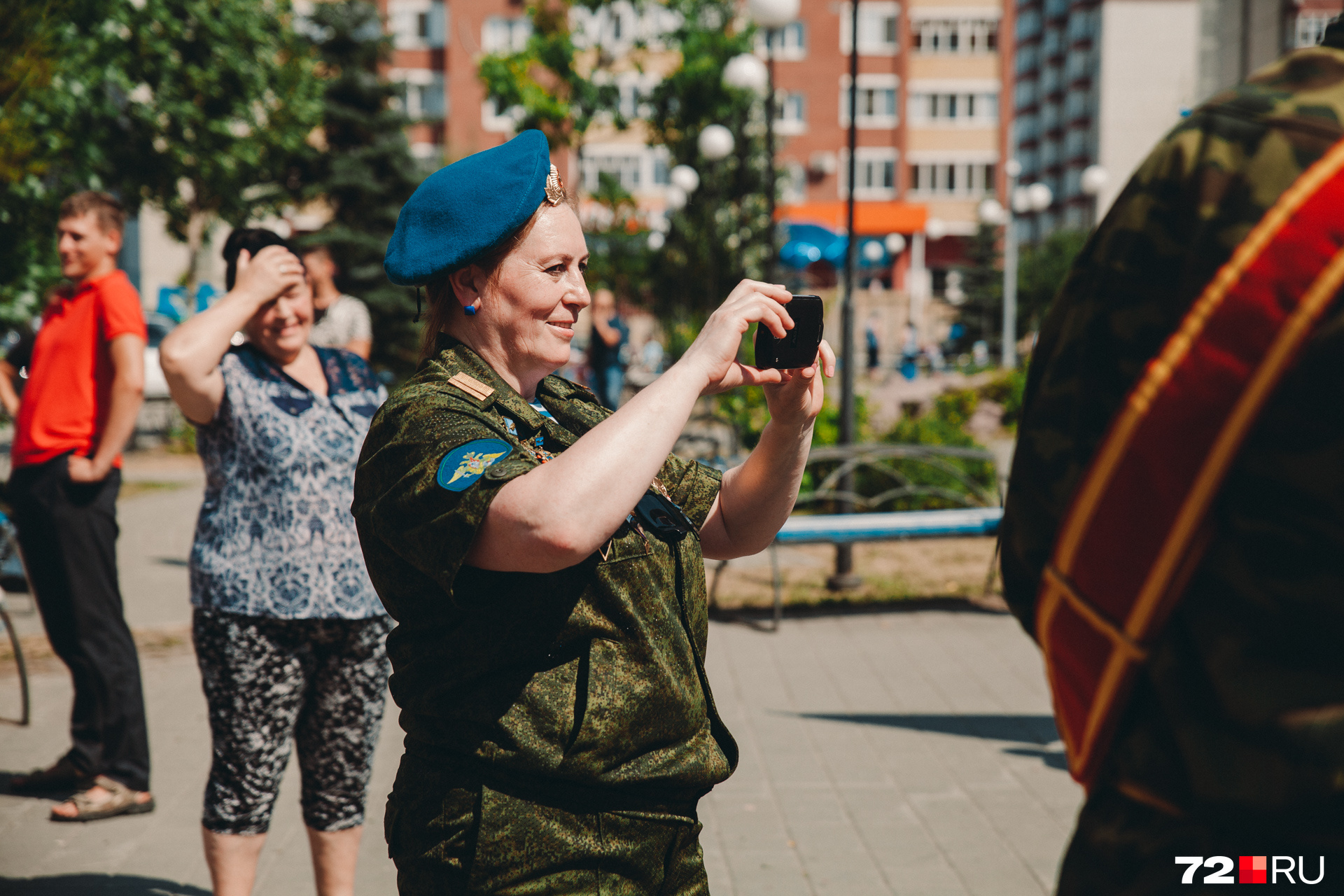 Говорят, армия и военное дело совсем не для женщин. Мы бы согласились, но знаем одну тюменку (вот она на фото), которая запросто ломает стереотипы — у нее на груди медали и ордена. Мы гордимся такими земляками Говорят, армия и военное дело совсем не для женщин. Мы бы согласились, но знаем одну тюменку (вот она на фото), которая запросто ломает стереотипы — у нее на груди медали и ордена. Мы гордимся такими земляками
