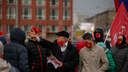 Новосибирские коммунисты собрались на площади Ленина, чтобы отпраздновать День революции — 10 фото толпы