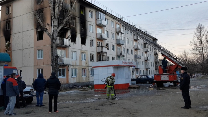 В загоревшейся пятиэтажке погиб человек после взрыва газа