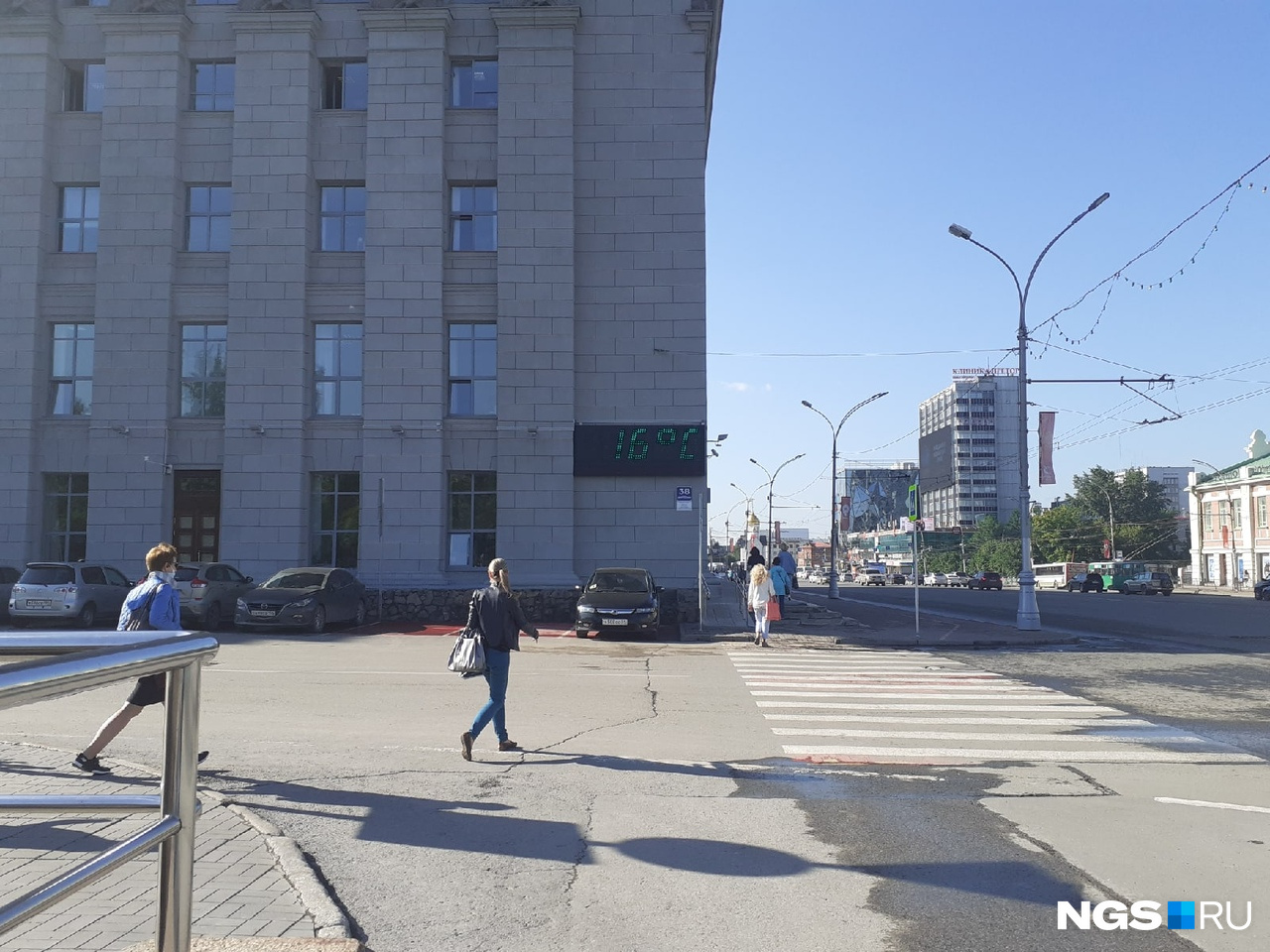Редкие прохожие спешат на работу Редкие прохожие спешат на работу