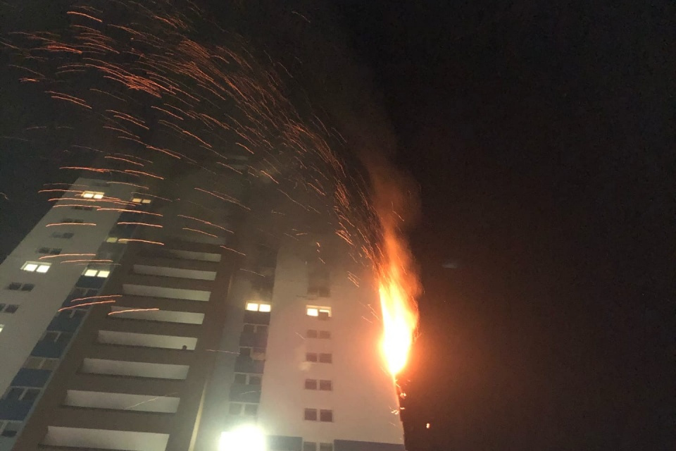 Пламя с балкона обдавало нижние этажи снопом летящих искр