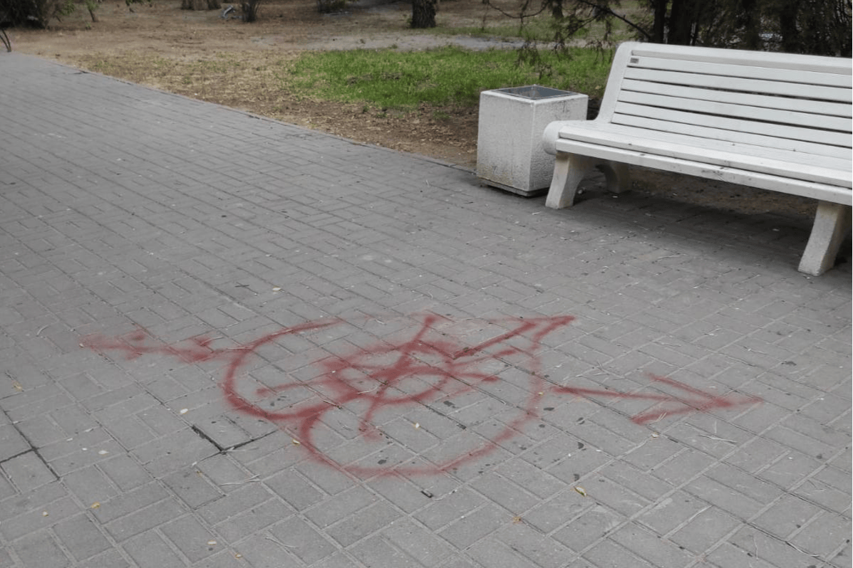 Свои послания влюбленный оставил в двух местах Свои послания влюбленный оставил в двух местах