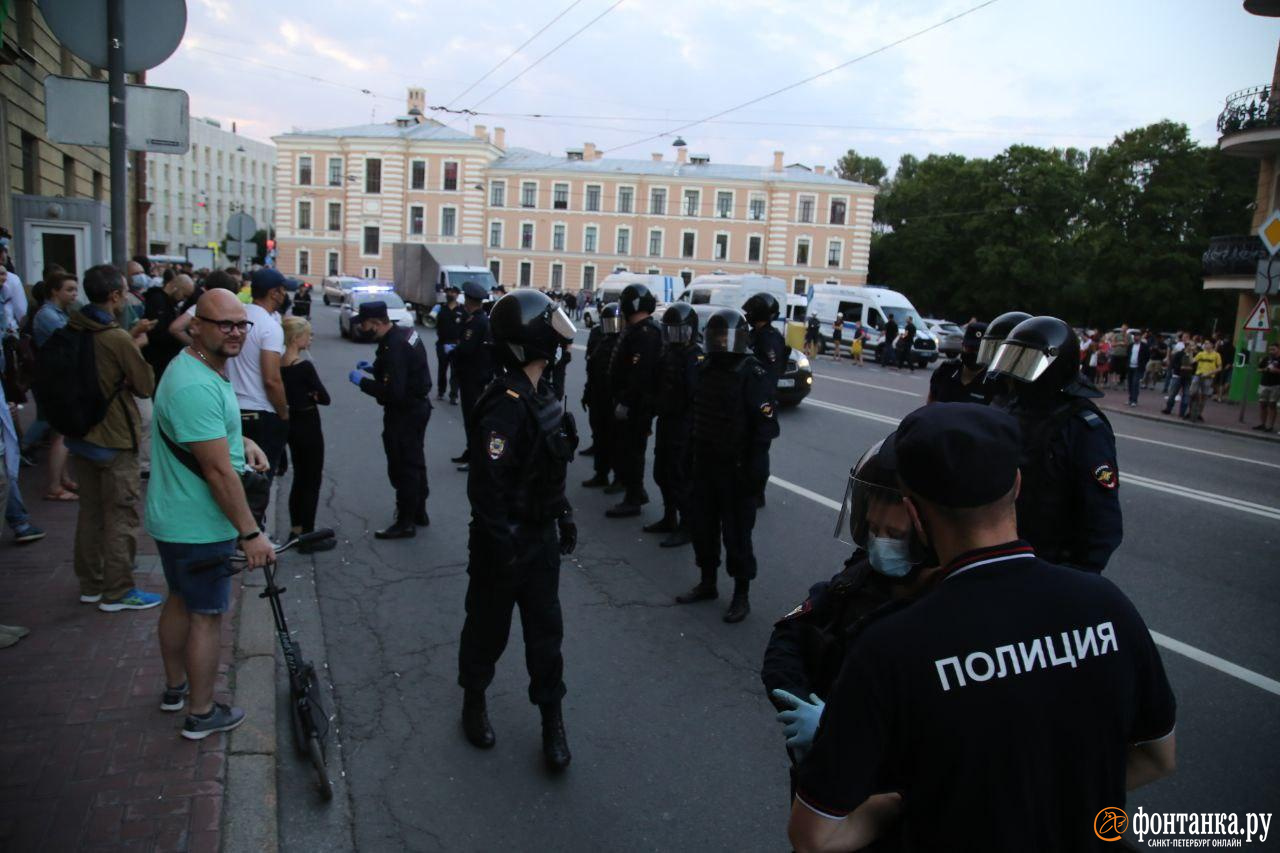 Угроза полицией. Митинг белорусов в Питере. Космонавты полиция. Полицейский космонавт. Полицейский пригрозил.