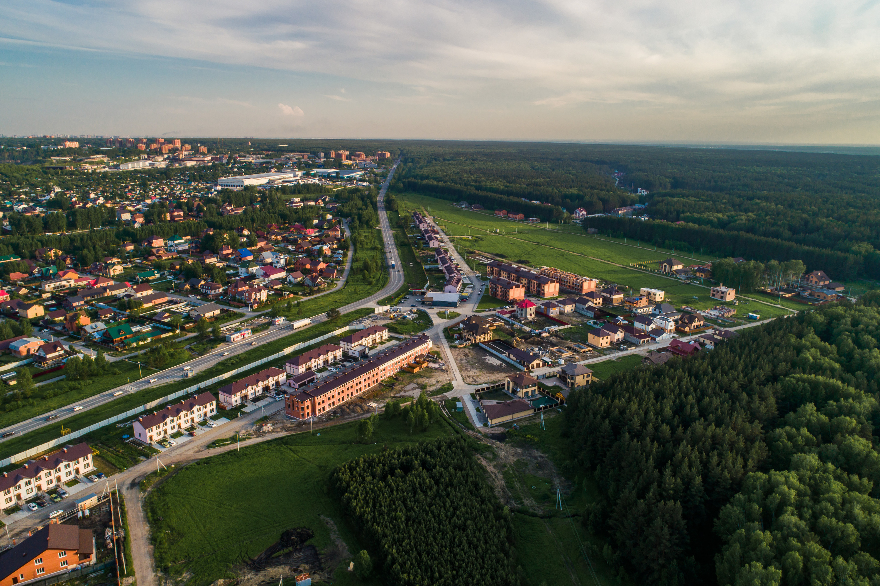 Поселок сосново. Сосновый Бор микрорайон Томск. Коттеджные поселки в Сосновом Бору в Томске. Таунхаус Новосибирск у соснового Бора. Сосновый Бор дома Сыктывкар.