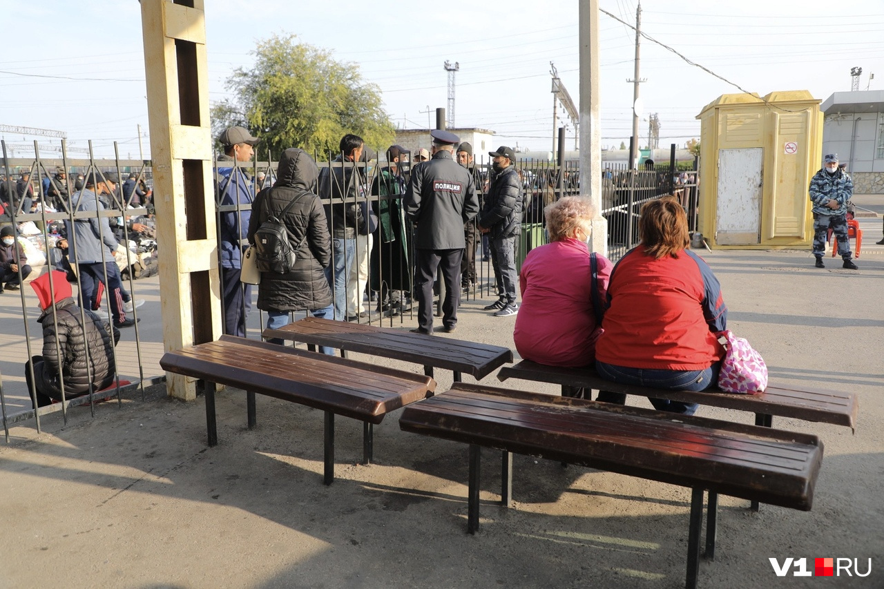 Привычные остановки общественного транспорта оказались слишком близко к скоплению узбекских рабочих