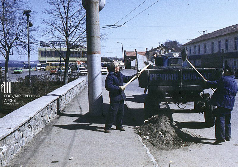 Трудящиеся Перми на благоустройстве улиц. Слева вдали — торговый центр «Речник», 28 апреля 1989 года 