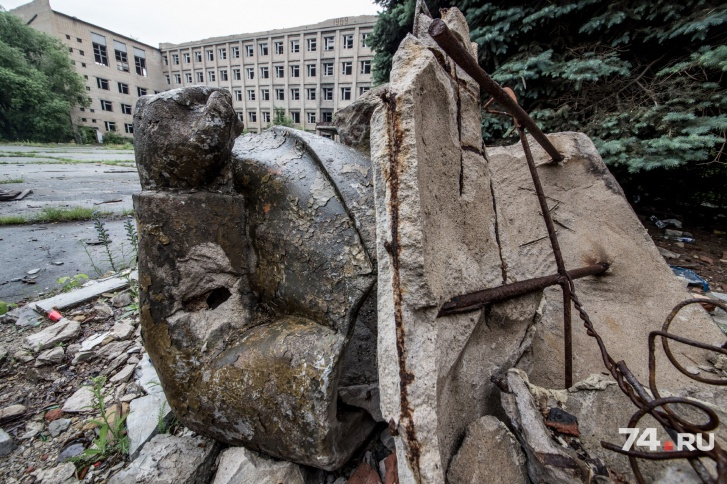Памятник Ленину на плацу не дожил до окончательной распродажи 