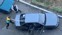 На Северо-Западе Челябинска хулиганы разнесли дубинками машину на глазах жителей многоэтажки