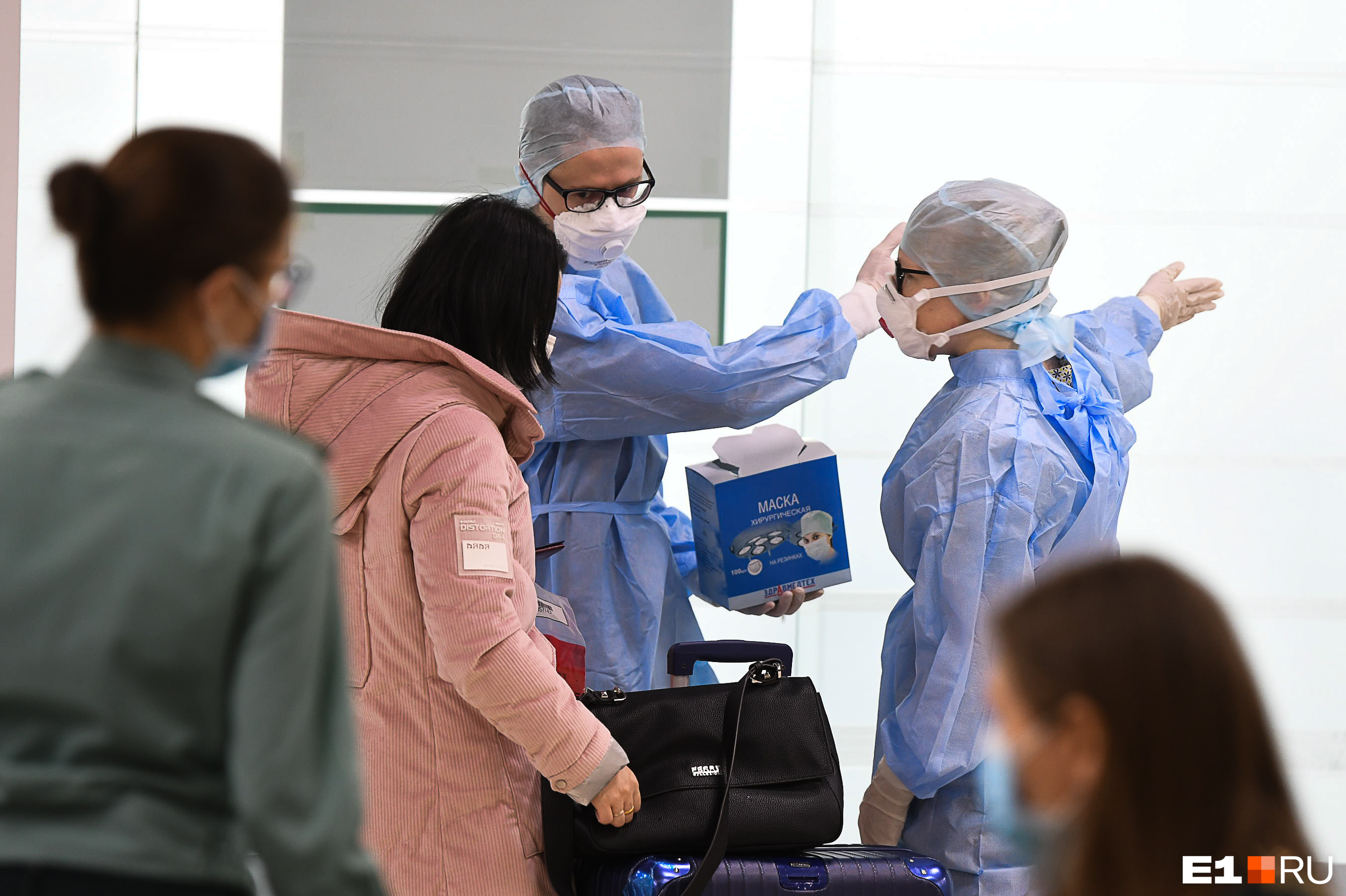 В аэропорту санитарные врачи встречают рейс из Китая