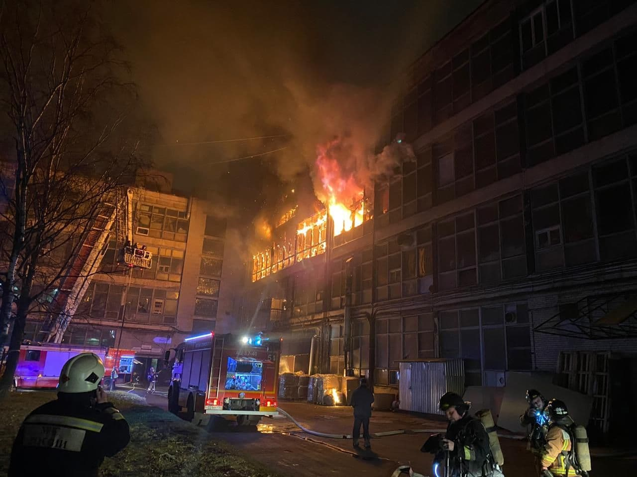 Горящий завод. Пожар в Санкт-Петербурге на ЛЭМЗ. Пожар Петергофское шоссе 73. ЛЭМЗ пожар. Горит завод в Питере.