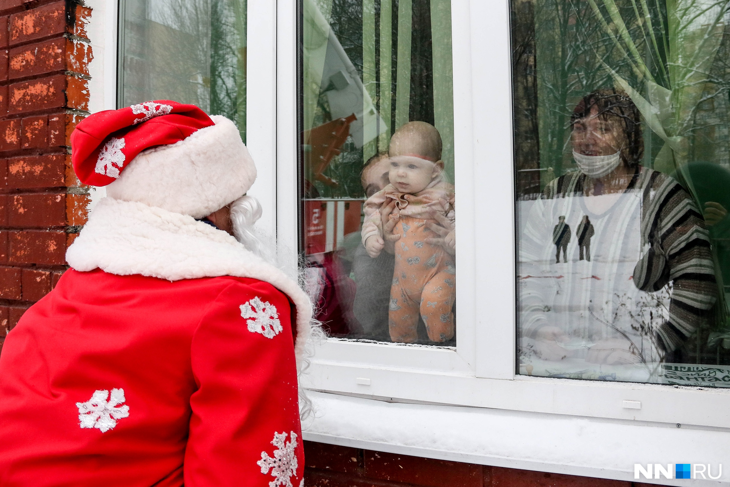 Дед Мороз в окно альпинист