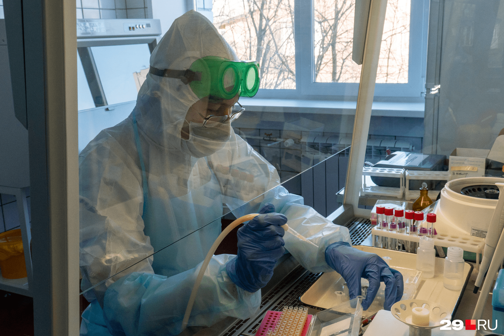 Врач-бактериолог Игорь Ковров проводит исследования — вначале вручную