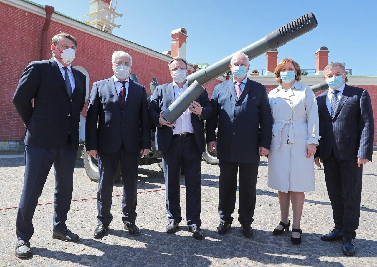 главврачи петербургских больниц и вице-губернатор Олег Эргашев (второй слева) без перчаток и в социально опасной близости