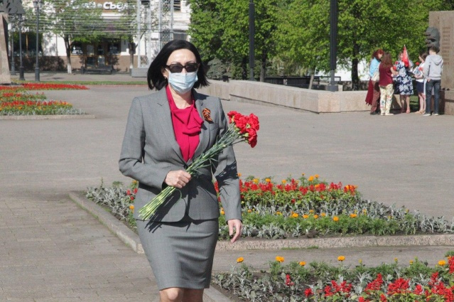 Наталья Котова в качестве мэра Челябинска впервые возложила цветы к Вечному огню Наталья Котова в качестве мэра Челябинска впервые возложила цветы к Вечному огню