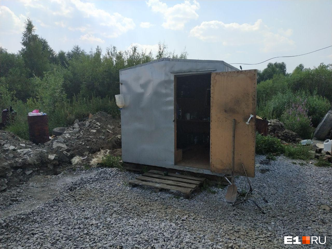 Помимо ангара на участке есть бытовка Помимо ангара на участке есть бытовка