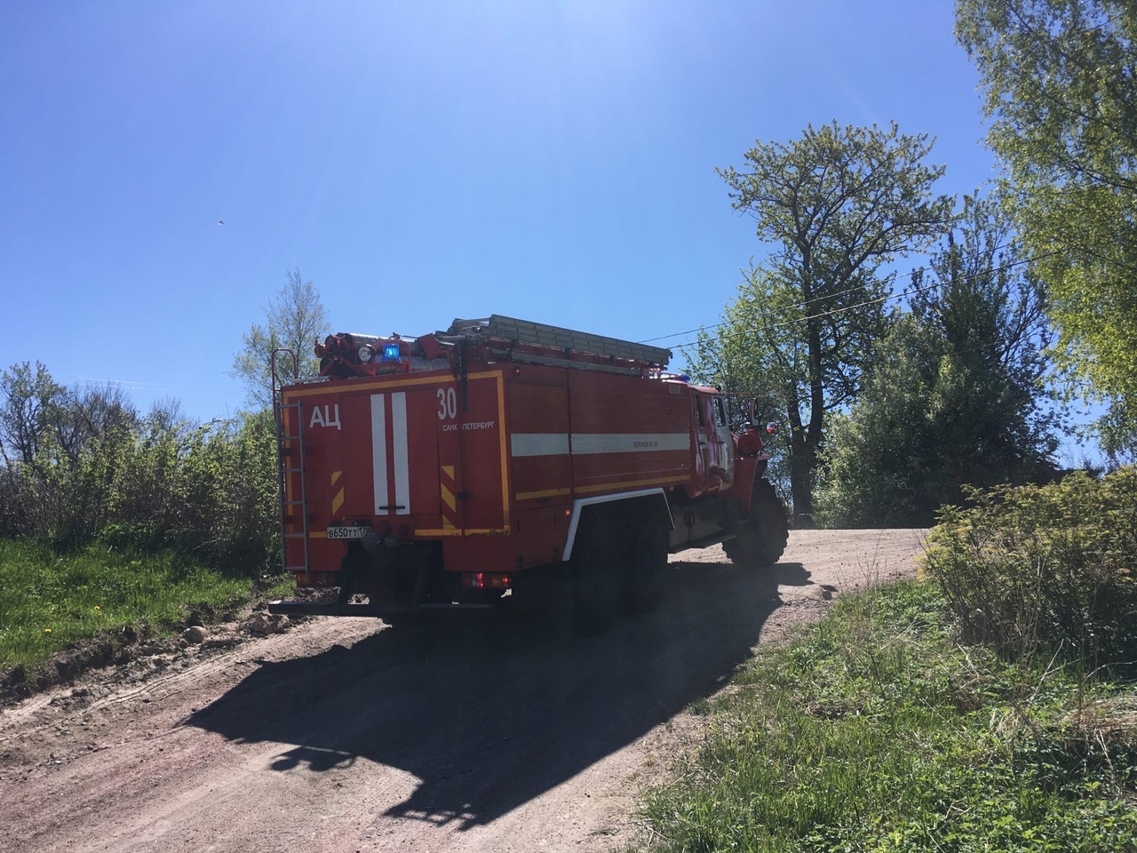 Дымил над домами и сел в поле: под Петербургом произошло ЧП с самолётом -  26 мая 2020 - ФОНТАНКА.ру