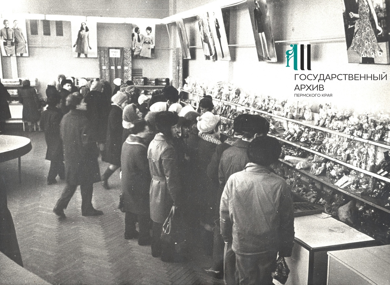 Покупатели в отделе № 1 ЦУМа в очереди за покупкой подарков для женщин на 8 Марта. Фото сделано 3 марта 1972 года