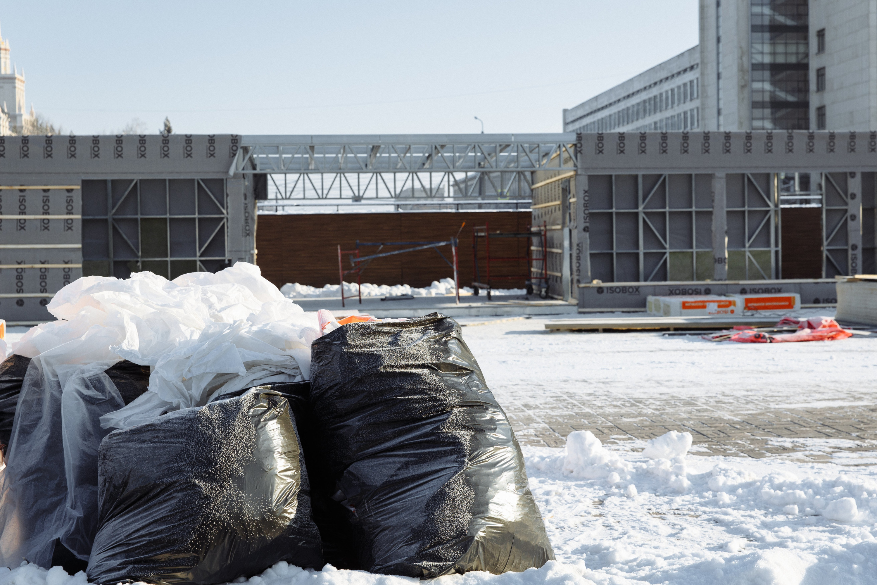 Совсем скоро строители завершат монтаж павильонов, уберут мусор, зальют лед и новый каток откроют для посетителей