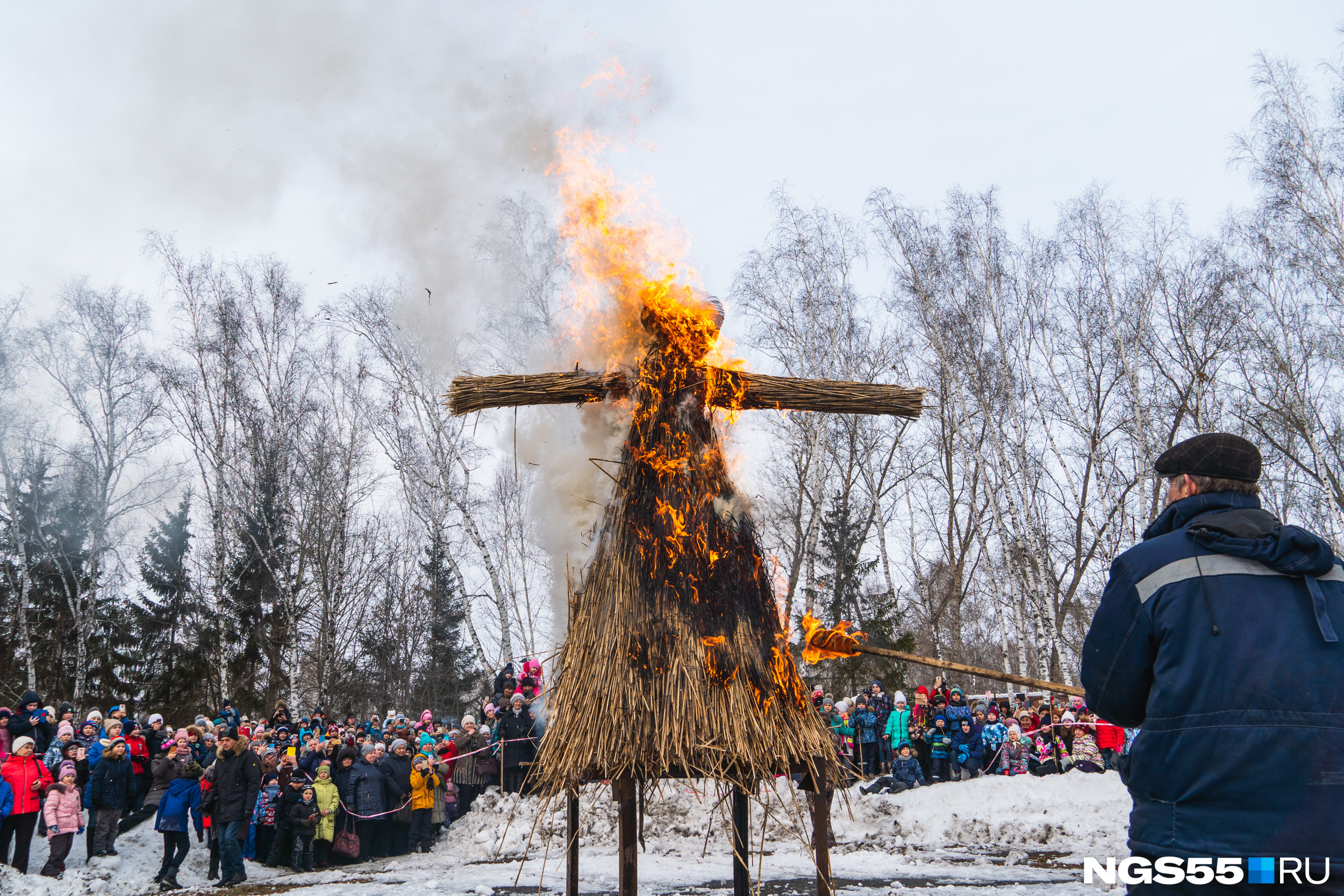 Сжигание масленицы омск. Чучело Масленицы. Сжигание чучела Масленицы. Сожжение чучела на Масленицу. Масленица в Омске.