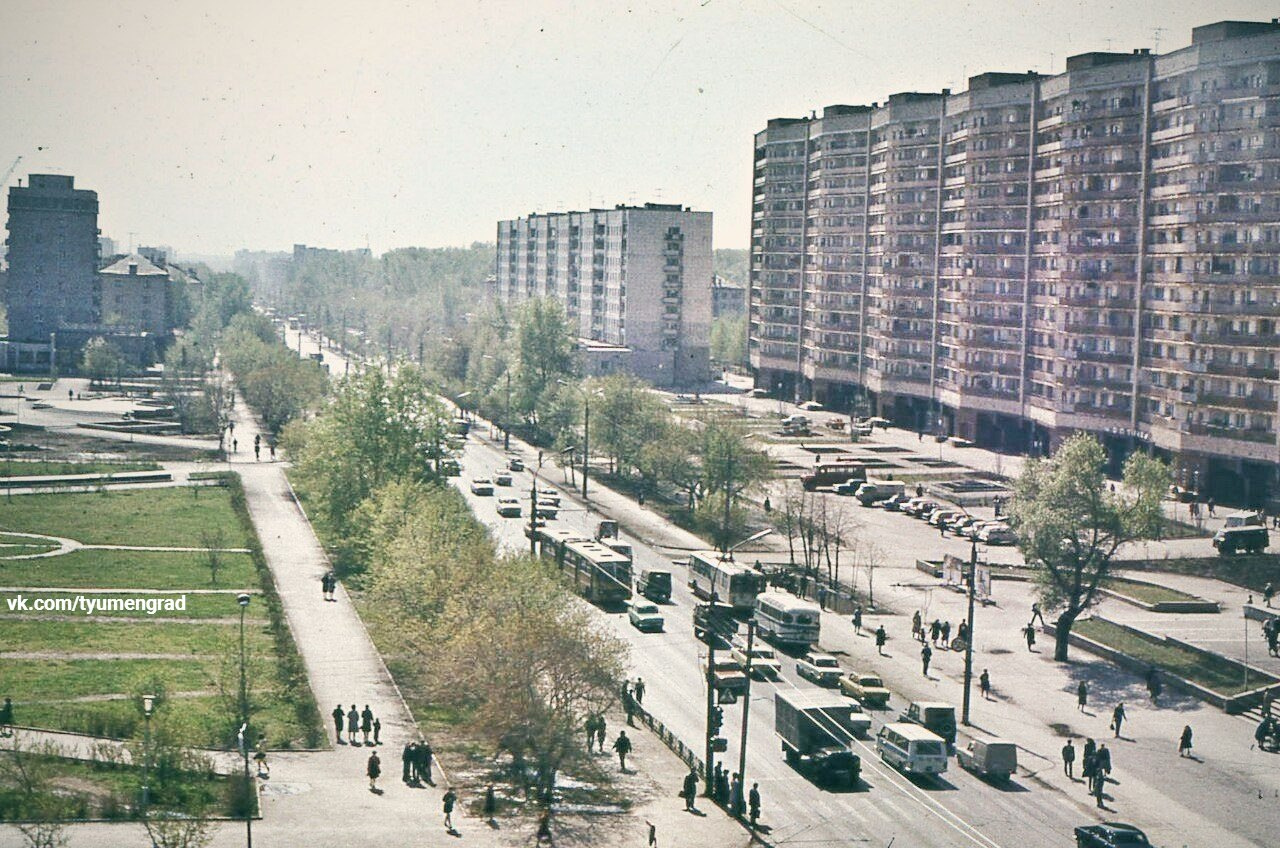 Улица Республики в советские времена: дорога уже, дворы шире, зелени больше