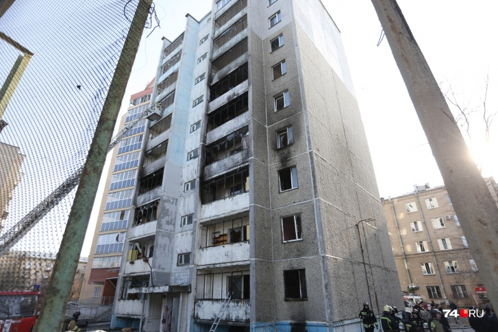 В доме напротив больницы пострадали почти все окна В доме напротив больницы пострадали почти все окна