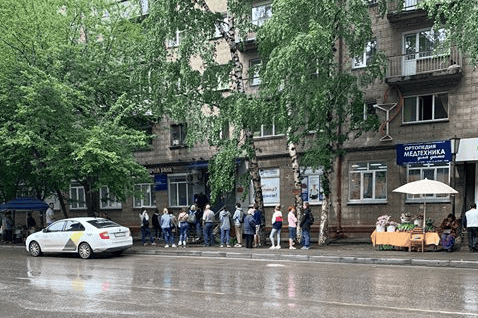 Даже дождь не разогнал новосибирцев. Почтовые дела важнее Даже дождь не разогнал новосибирцев. Почтовые дела важнее