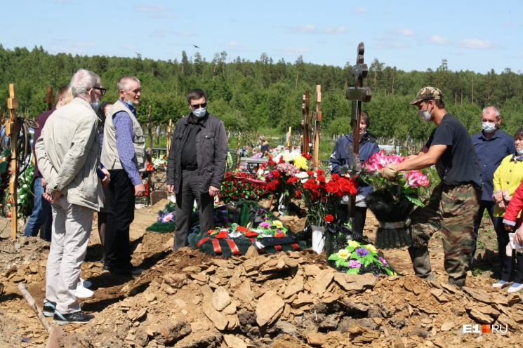 Владимира похоронили на Лесном кладбище