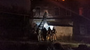 «Люди прыгали со второго этажа»: свидетель снял на видео пожар в двухэтажке на Самарской