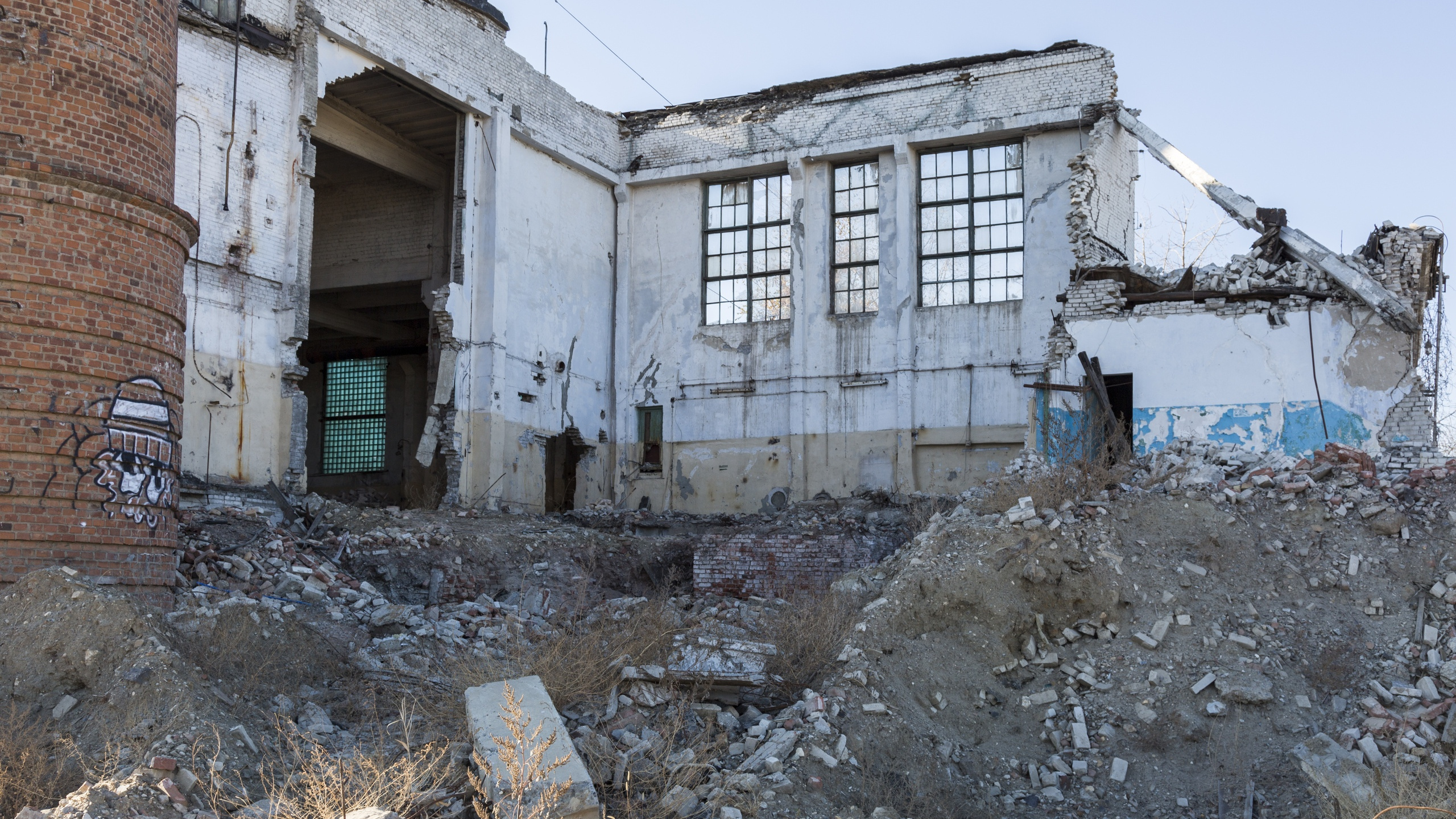 А за забором — руины: на останки метизного завода в Волгограде водрузили памятную доску воинам <nobr class="_">62-й</nobr> армии