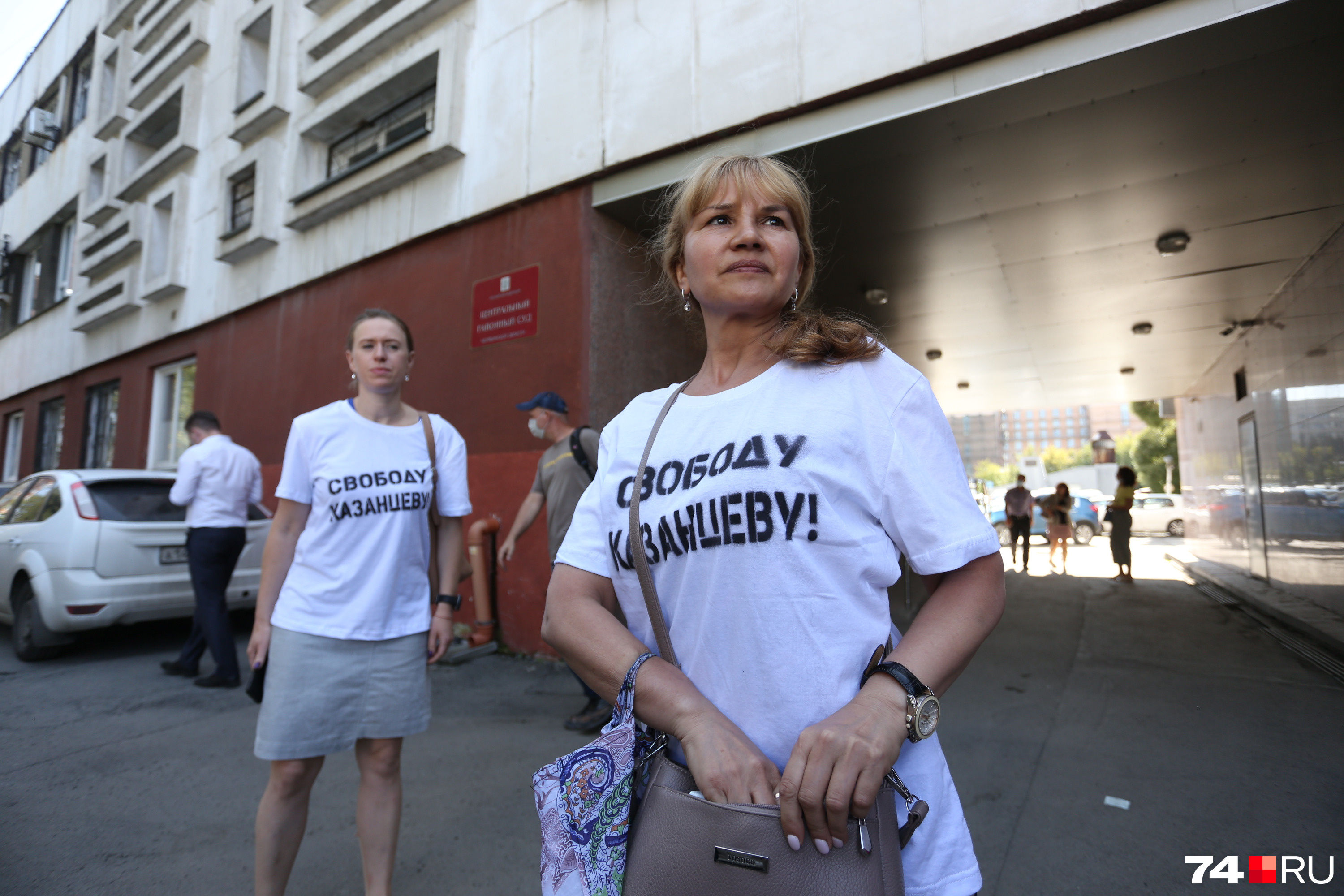 Поддержать юриста в суд пришли десятки активистов в футболках с надписью «Свободу Казанцеву!»