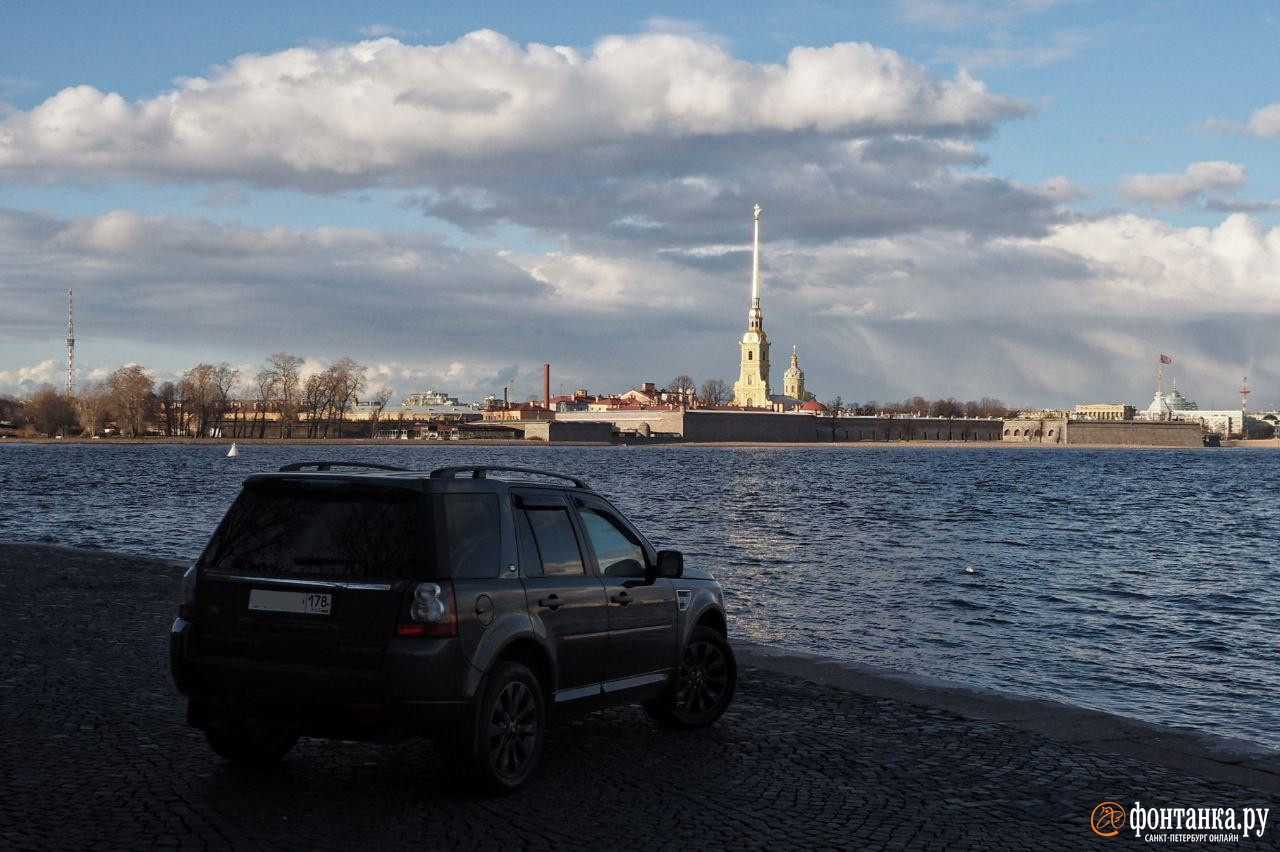 Петербург регион. Стрелка Васильевского острова машины. Машина на стрелке Васильевского острова. Остров машин. Красивый город СПБ Васильевский с машинами.