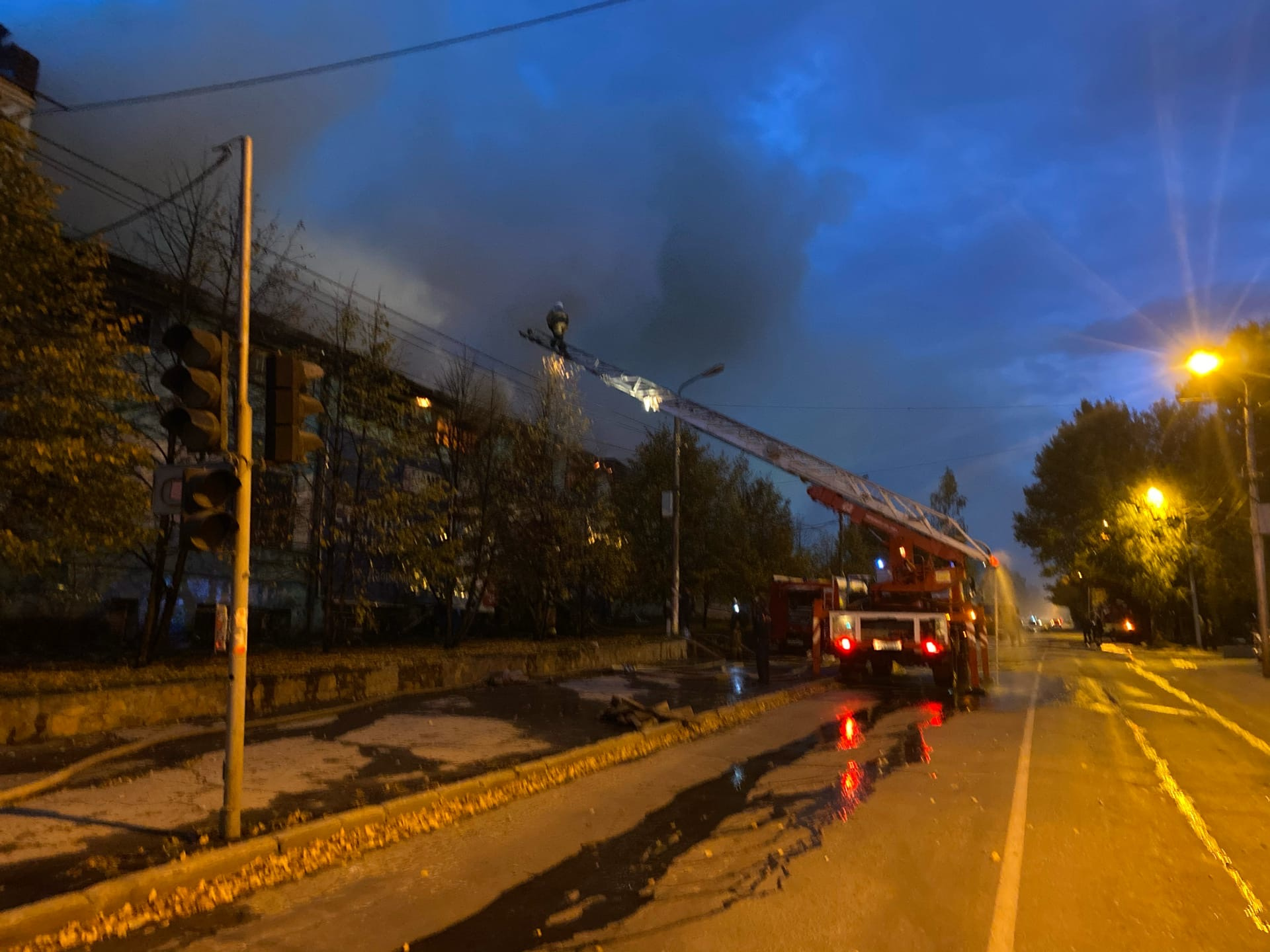 Площадь возгорания достигла 300 кв. метров, огонь удалось локализовать, сообщает МЧС