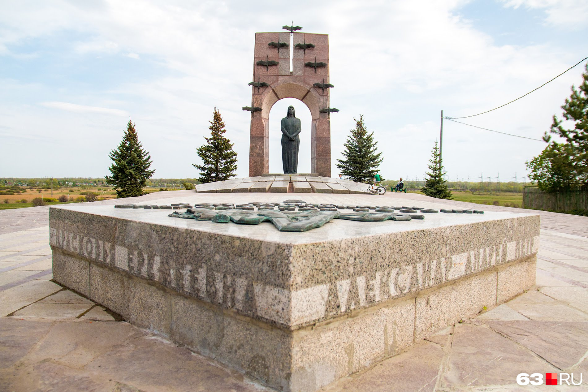 Памятник володичкиным фото