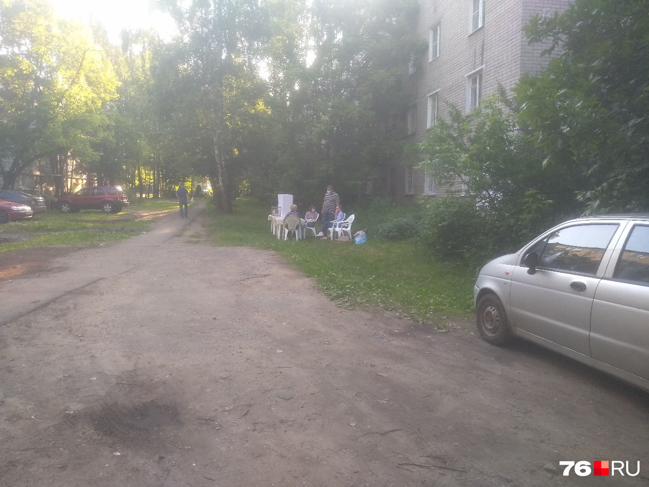 Уютный УИК спрятался во дворах на улице Гоголя. Кажется, что у них и пирожки есть. Но нет, оказались только поправки Уютный УИК спрятался во дворах на улице Гоголя. Кажется, что у них и пирожки есть. Но нет, оказались только поправки