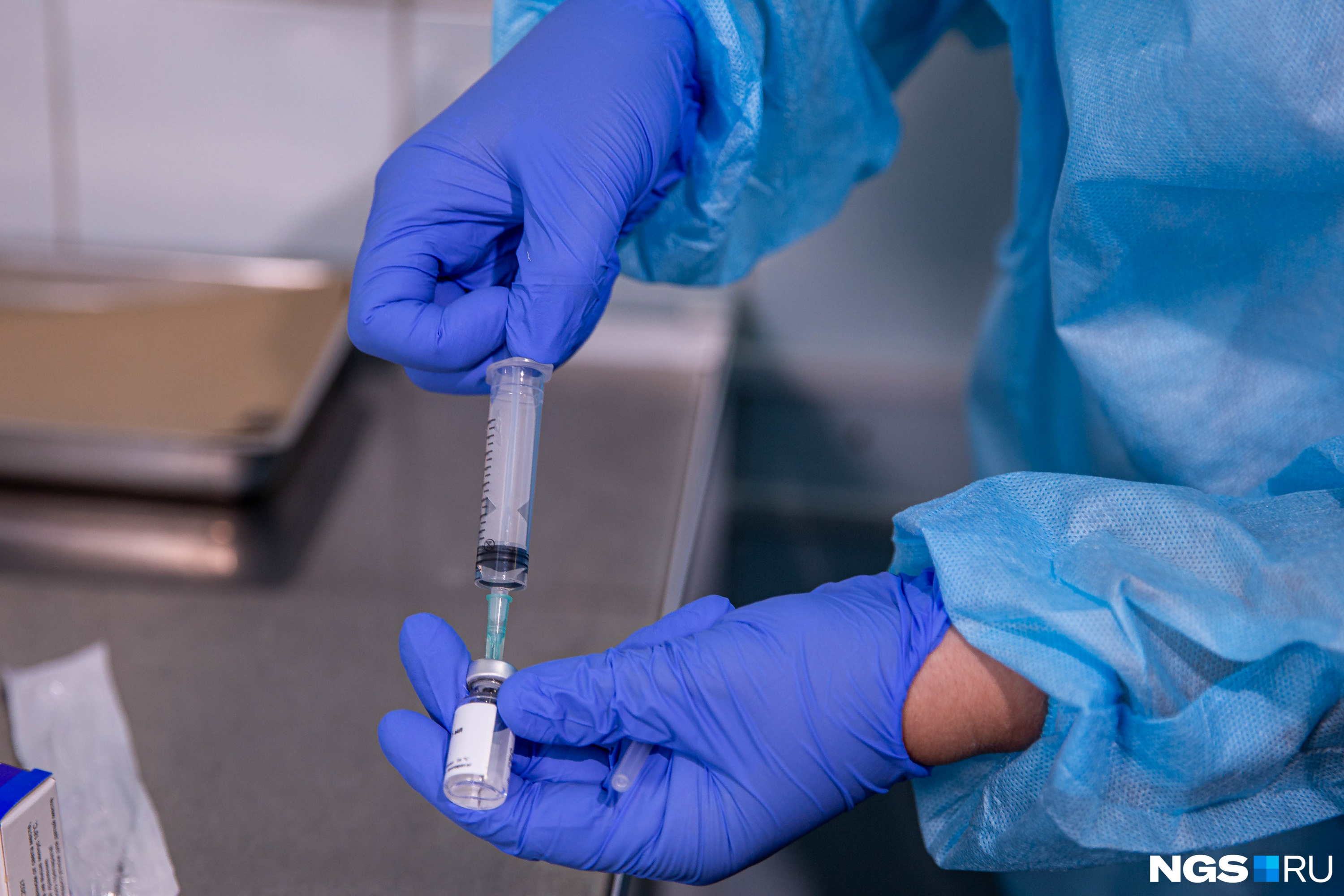 Помогут ли конкретные вакцины от новых вариантов омикрона — пока сложно сказать, потому что нет результатов клинических испытаний
