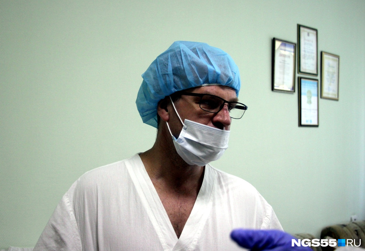 Врач-терапевт Станислав Бендик работает в «грязной зоне» с тяжелобольными пациентами