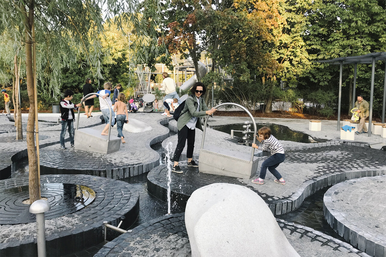 Игровая площадка «Салют» в Парке Горького в Москве