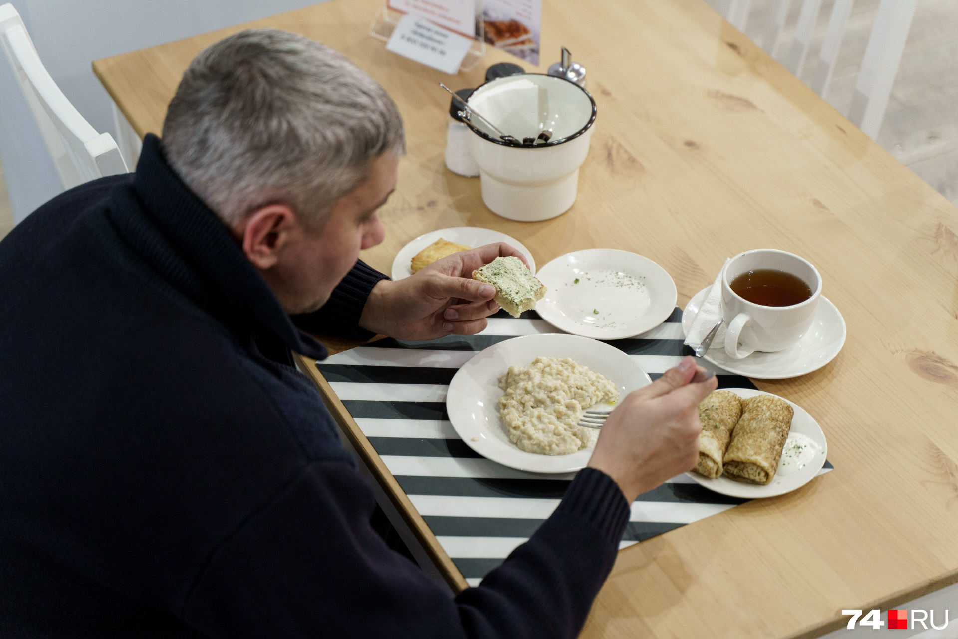 Даже завтрак выходит довольно сытный: омлет, сырники, круассан, тост с грибным паштетом, булочка, чай, и всё это за 100 рублей
