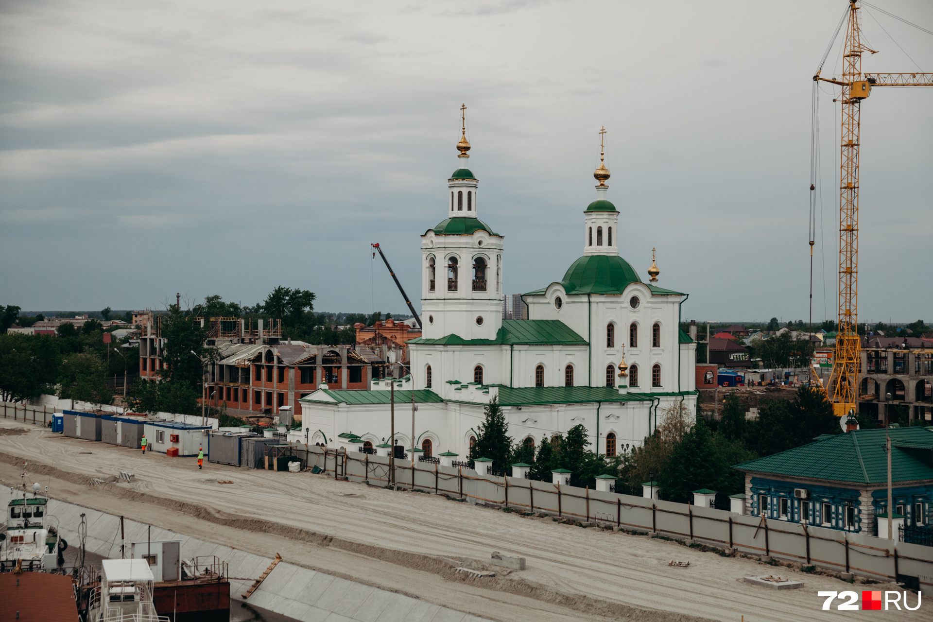 Подойдем поближе. Совсем рядом с Вознесенско-Георгиевским храмом кипит стройка. Тут будет элитный жилой ансамбль, который <a href="https://72.ru/text/realty/66171400/" class="_ io-leave-page" target="_blank">тюменцы окрестили «Ватиканом»</a> Подойдем поближе. Совсем рядом с Вознесенско-Георгиевским храмом кипит стройка. Тут будет элитный жилой ансамбль, который <a href="https://72.ru/text/realty/66171400/" class="_ io-leave-page" target="_blank">тюменцы окрестили «Ватиканом»</a>