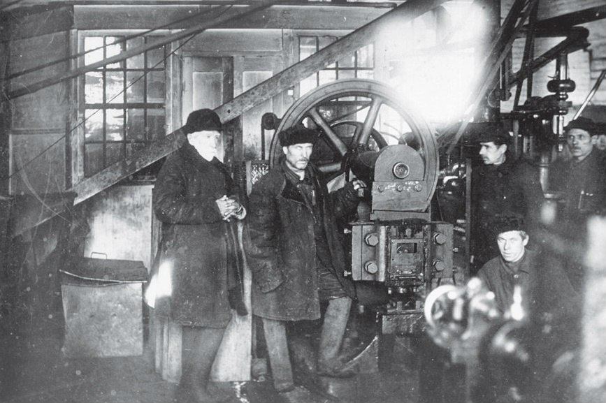 Токарно-слесарный цех завода Машарова в 1913 году