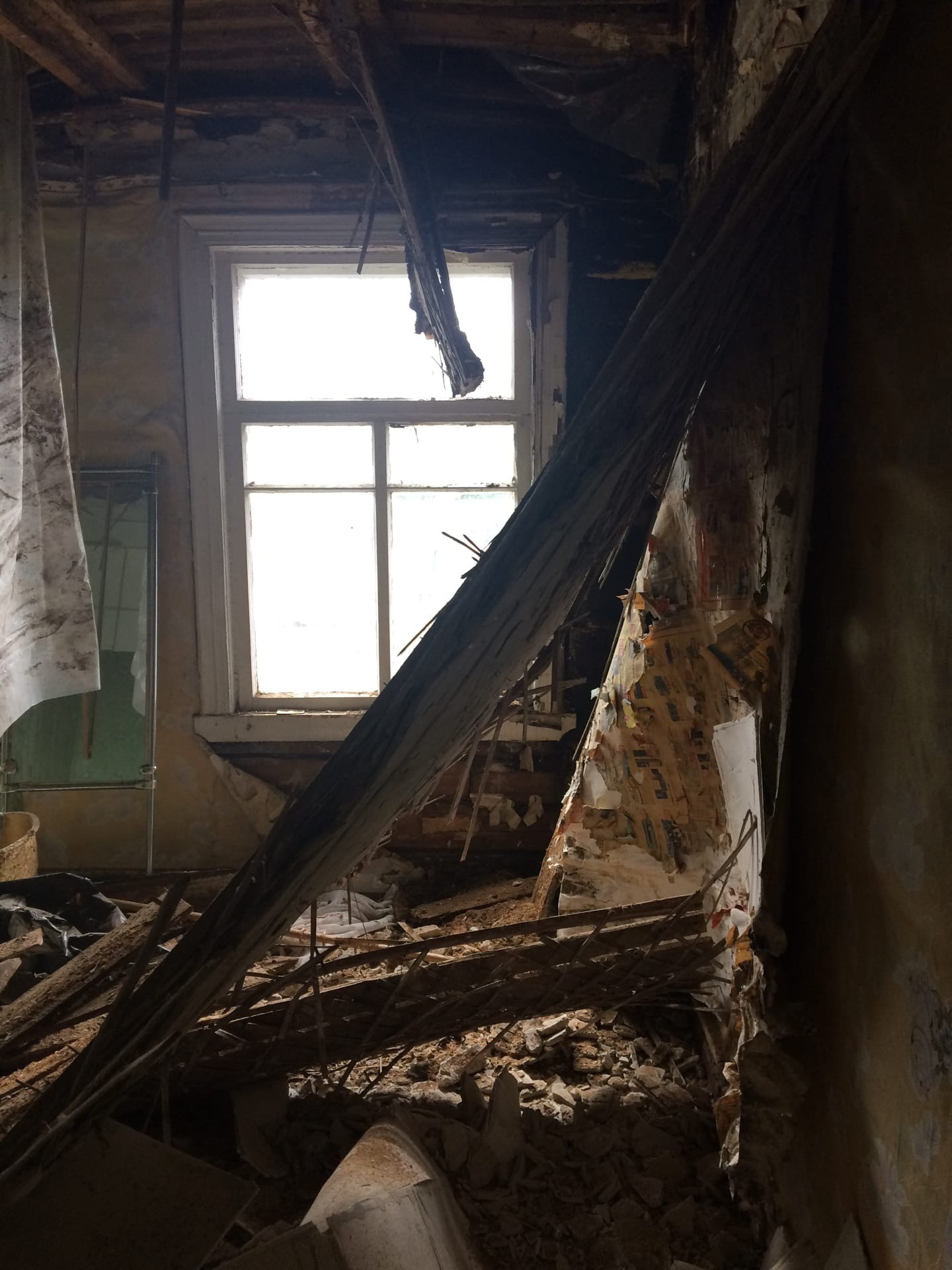 Зайти в комнату, где обвалился потолок, сложно<br> Зайти в комнату, где обвалился потолок, сложно<br>